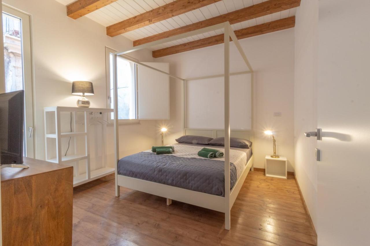 Maison Rouge Ortigia